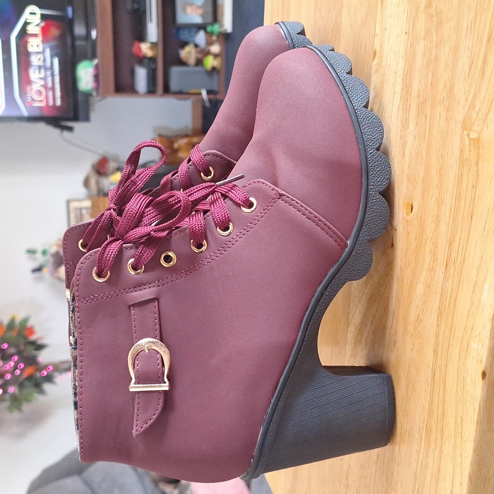Marroon chunky women's laceup boots (size 10) Great condition, new witho…